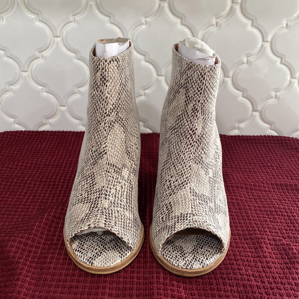 Open Toe Snake Print Wedges - Picture 6 of 8